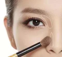 高鼻梁怎么练最有效,如何自然变成高鼻梁的方法学生党