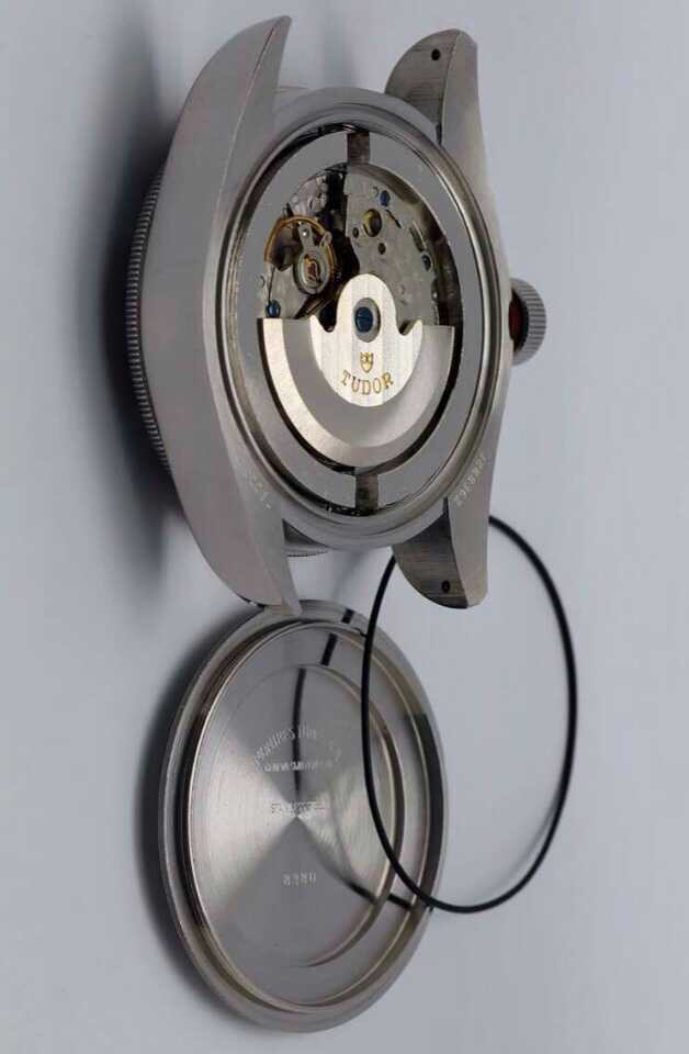 帝舵小黑花看着像劳力士 (帝舵小红花和劳力士logo)