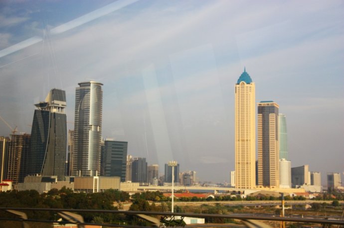 乘着地铁，乐购迪拜