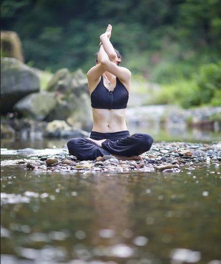 吃完饭最佳消化姿势瑜伽,缓解胃不舒服的瑜伽动作