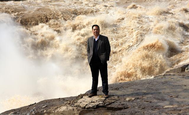 朝坊观瀑风雷间，九曲激浪生层烟——记画家郭建平