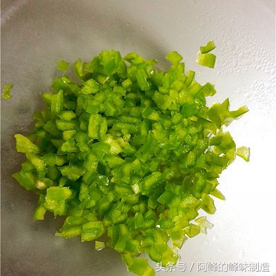 双椒茄子的做法,开胃下饭的家常菜圆茄子