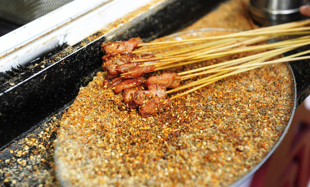 路边炸串1元4串,街头卖5元20串夺命炸串视频