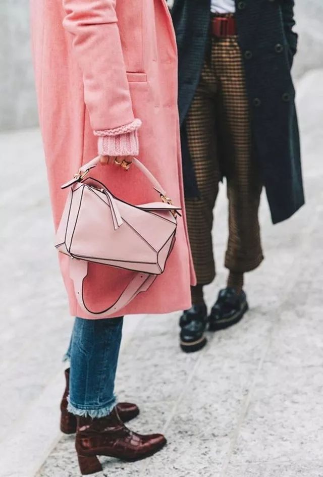 粉色大衣怎么搭配衣服好看,粉色大衣的里面怎样搭配好看