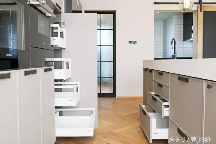 她家竟然有两个衣帽间、两个厨房！
