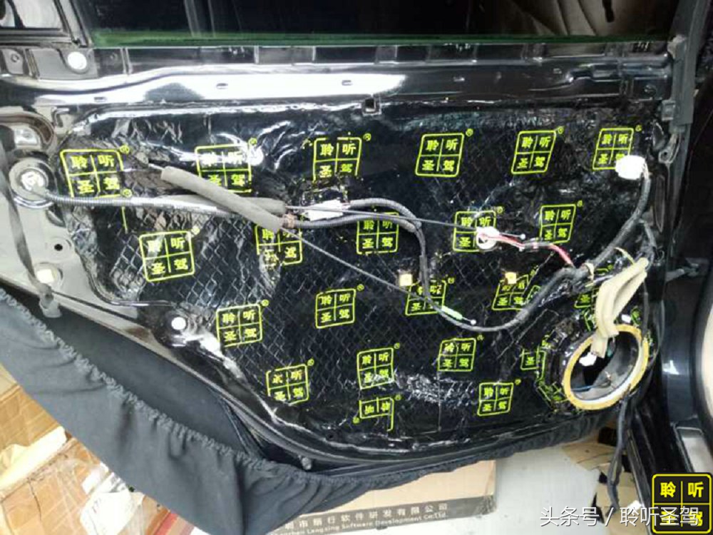 12代皇冠3.0vip顶配音响改装,05年皇冠3.0沙龙版原车音响