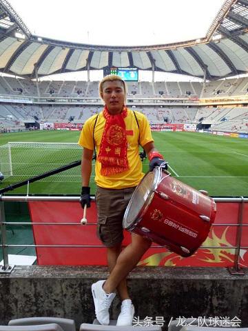 球迷故事完整视频,天津德比张鹭扔队旗视频