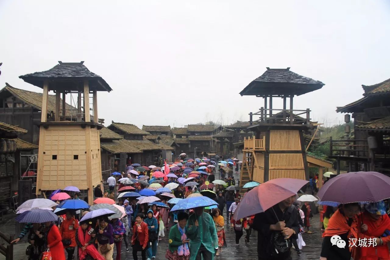 国庆假期迎来游客,国庆长假迎返程客流