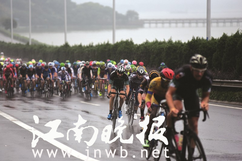 给车手递水壶这活不简单“滨湖绕圈赛”前三名用时均为2分26秒35