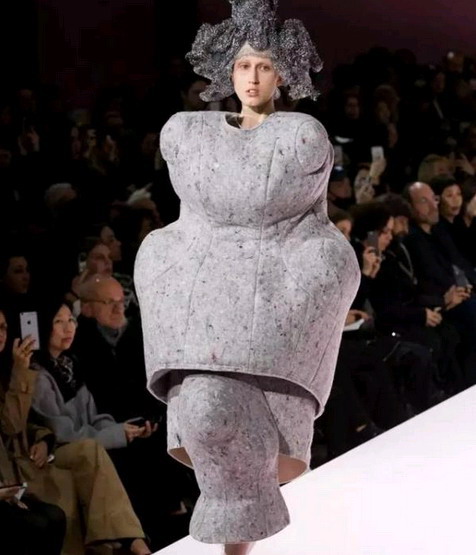 那件t恤衫的价格英文怎么说,胸前有个红心的衣服是什么牌子