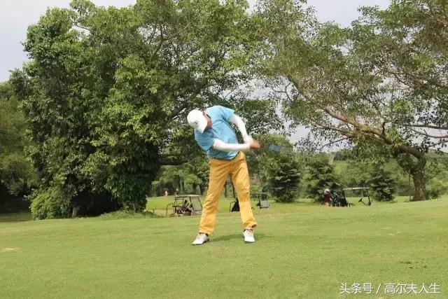 打一个18洞消耗多少卡路里,打一场18洞多少钱