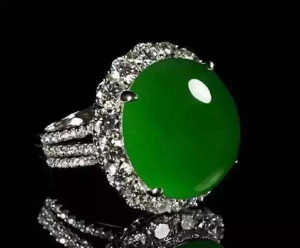 富商拿自己的翡翠来炫耀，朋友拿出了压箱底的宝贝，差点把他吓死