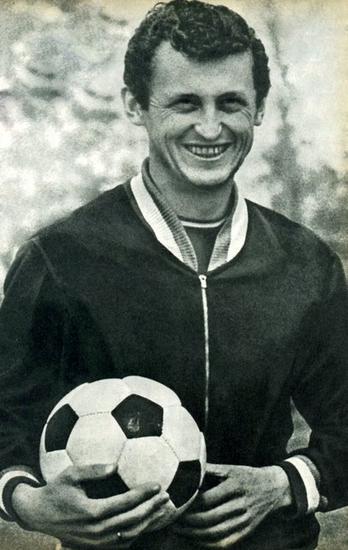 这位引领了足球“九号半”踢法潮流的“国王”，现在却无人知晓