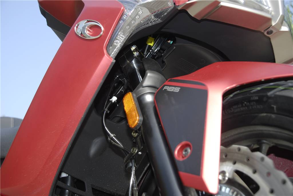 光阳400赛艇纪念版和普通版区别,光阳赛艇400对比宝马c400x