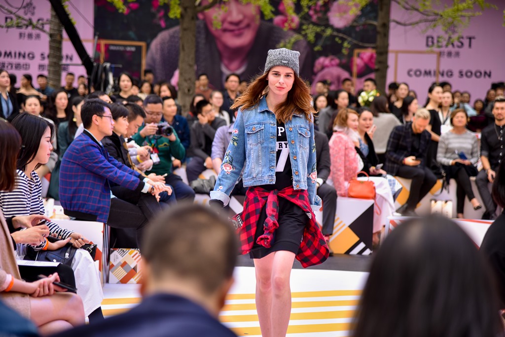 “情迷里巷”大型色彩装置登陆成都远洋太古里