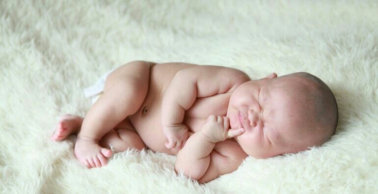 胎儿怎么一脚踢破妈妈子宫,胎儿把胎膜踢破了会怎样