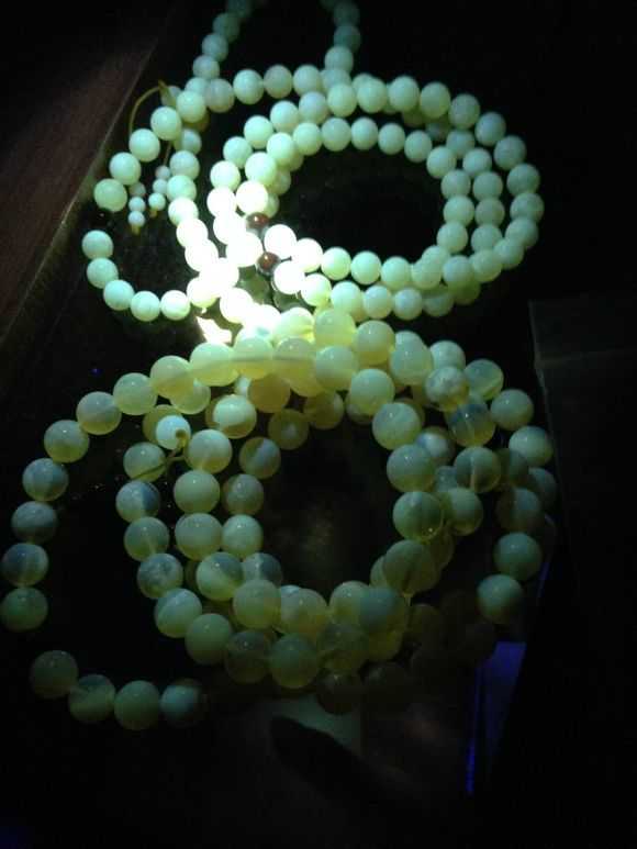 蜜蜡琥珀紫光灯下的反应,用紫光灯鉴别蜜蜡琥珀真假的方法