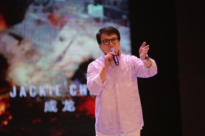 成龙英伦对决外国人评,英伦对决成龙主演的电影