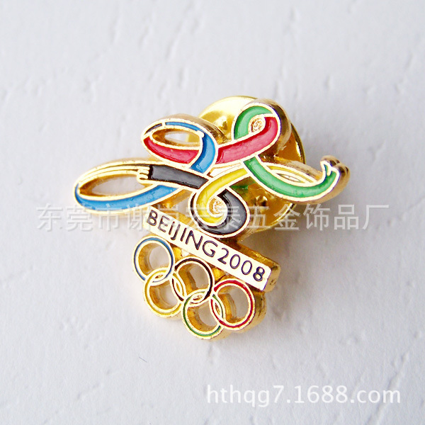 一枚小小的徽章让所有人刮目相看,一枚徽章可以看见另一个世界