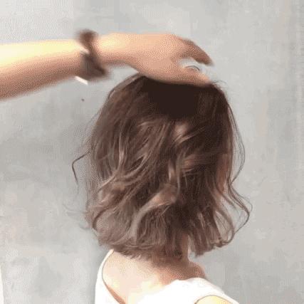 发量较多微卷适合的发型,女生发梢微卷