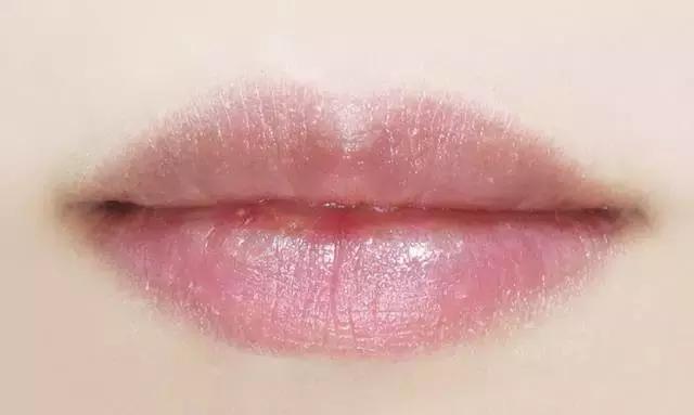 用TA一抹唇部就像打了玻尿酸！水光唇小心机有这么厉害？