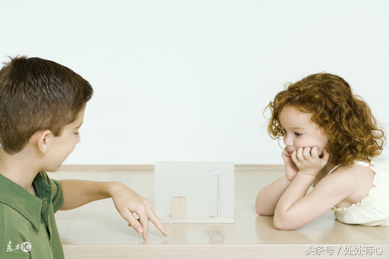 上课孩子和同桌打架怎么办,小学生在校老是打人怎样教