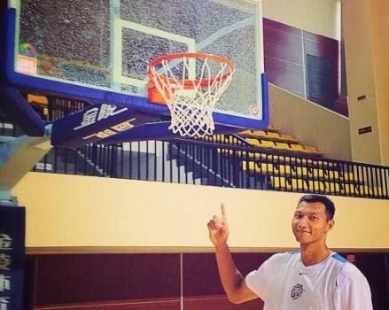 扣篮板把篮板磕坏,扣坏篮板