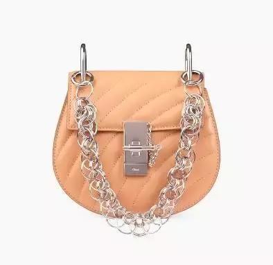 刘雯背的新款包是什么品牌,刘雯背过的一款蔻驰的包包