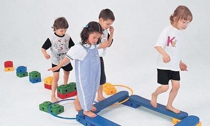 宝宝睡觉踢被子是什么原因,小孩睡觉踢被子原因