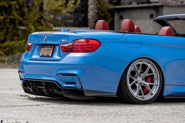 改装的宝马m4直接趴在地上了,普通的宝马m4可以开敞篷