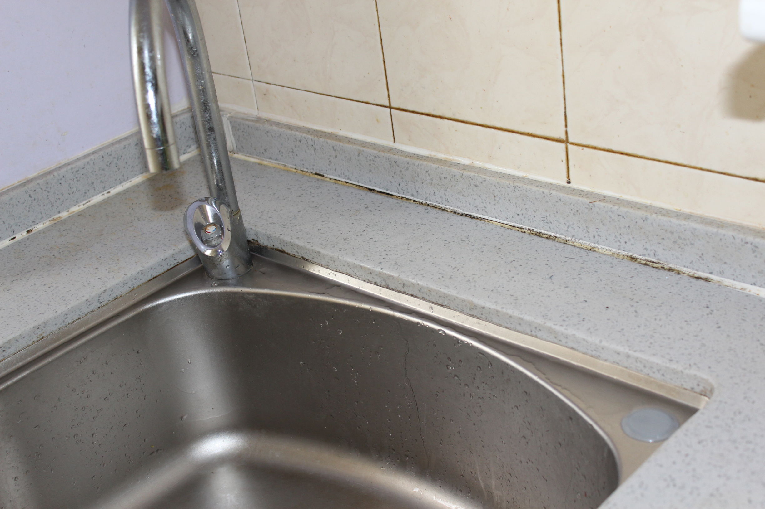 厨房水盆黑呼呼的怎么都刷不掉,问了专业师傅,我赶紧换了玻璃胶