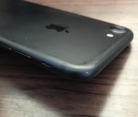 网友的磨砂黑iPhone7也氧化掉漆，这外观强迫症受不了！