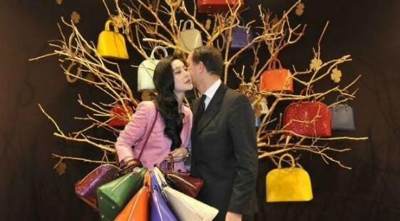 吴昕何穗收到上百只口红算什么范冰冰收到一颗挂满LV的圣诞树