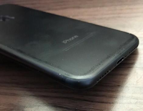 网友的磨砂黑iPhone7也氧化掉漆，这外观强迫症受不了！