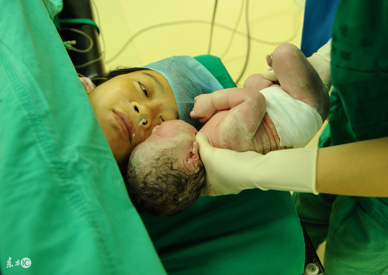 产妇剖腹产一天后下地活动晕倒,剖腹产后七天摔了一跤