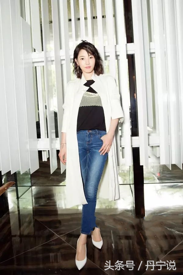 白百何白色衬衫黑色休闲裤活动,白百何人品