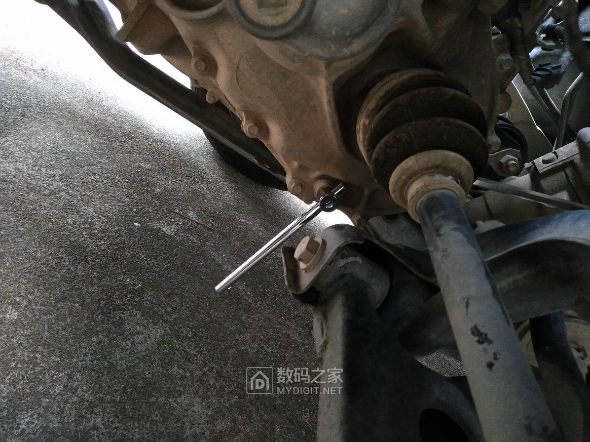 更换手动变速箱油最好的方法,汽车保养与维修更换自动变速箱油