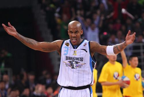 马布里汶川捐款,马布里为中国捐钱