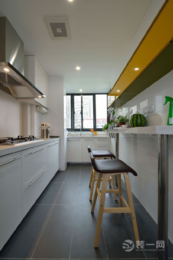 黄配紫什么效果?南京天润城五彩之家实景,北欧风硬装12万铺垫