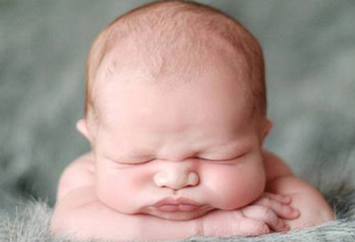 为什么新生儿睡觉总咿咿呀呀,为什么新生儿跟妈妈睡也很容易醒