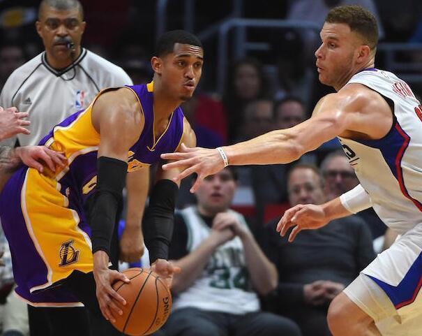 球哥爆发砍下准三双,球哥归来三记三分挑落马刺