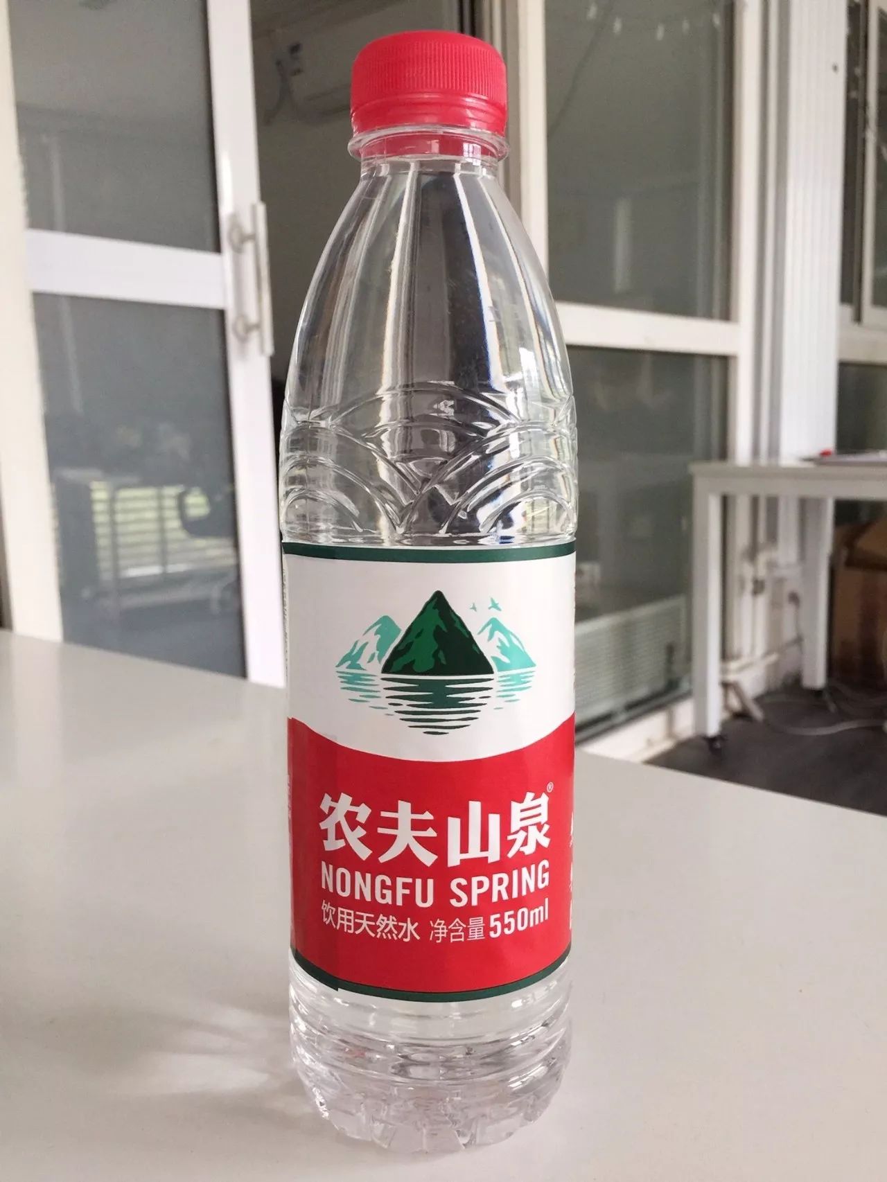 依云矿泉水和农夫山泉哪种好,依云矿泉水跟农夫山泉有啥区别