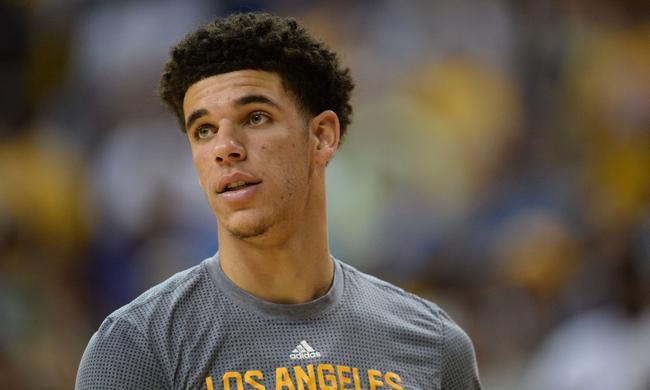 球哥爆发砍下准三双,球哥归来三记三分挑落马刺