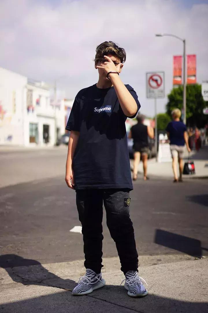 可能你手上的Supreme正是来自美国10几岁排队*党**!