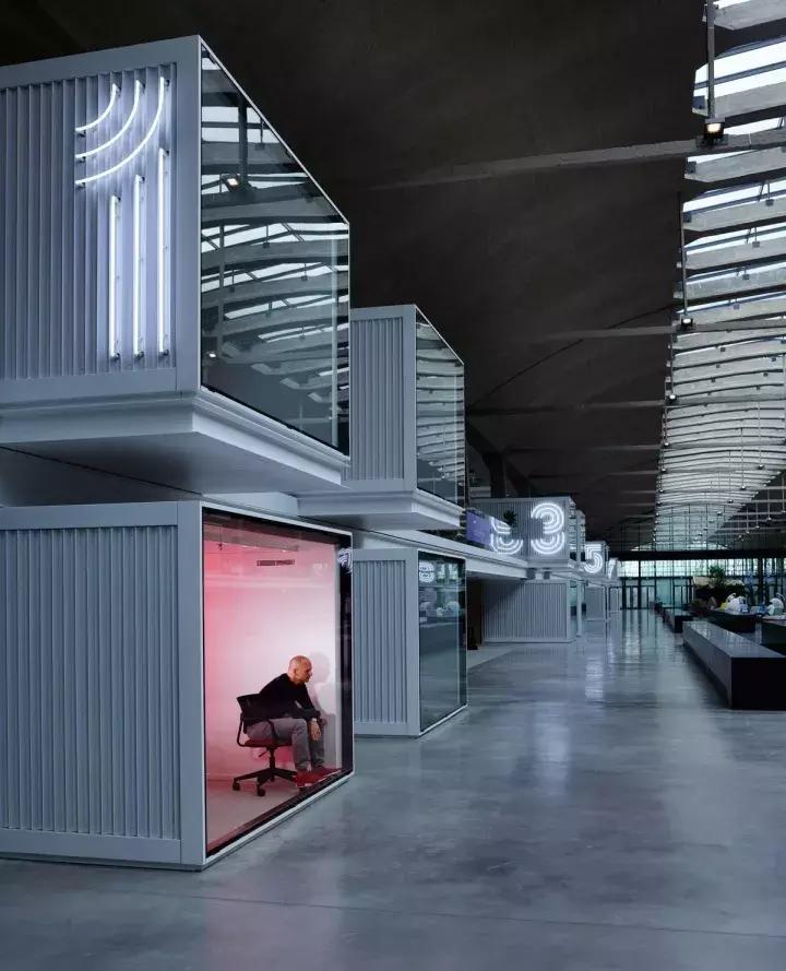 在打造iPod和Nest之后,这位「麻烦制造者」在巴黎重建浪潮之巅