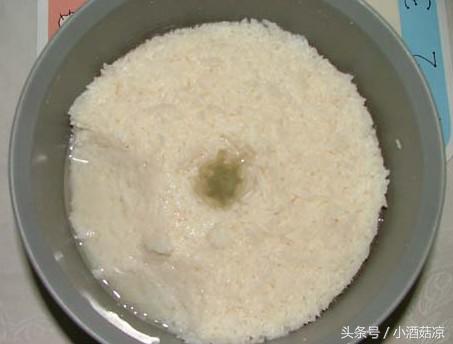 甜米酒长黑毛怎么补救,甜米酒长毛了还可以继续发酵吗