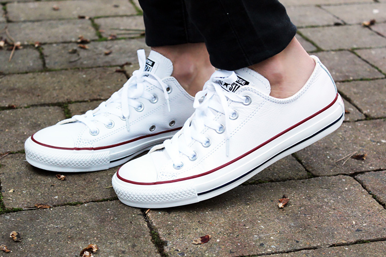 已经渗入白鞋的污渍怎么去除,小白鞋上黑污垢难清理