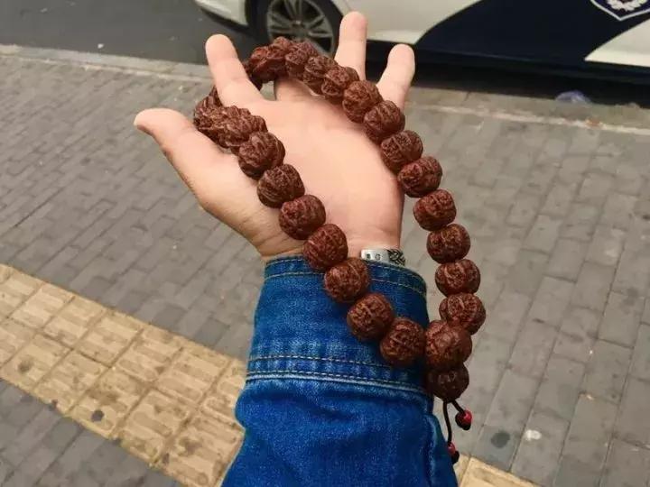 怎么挑选一串极品野生小核桃手串,野生核桃和普通核桃手串