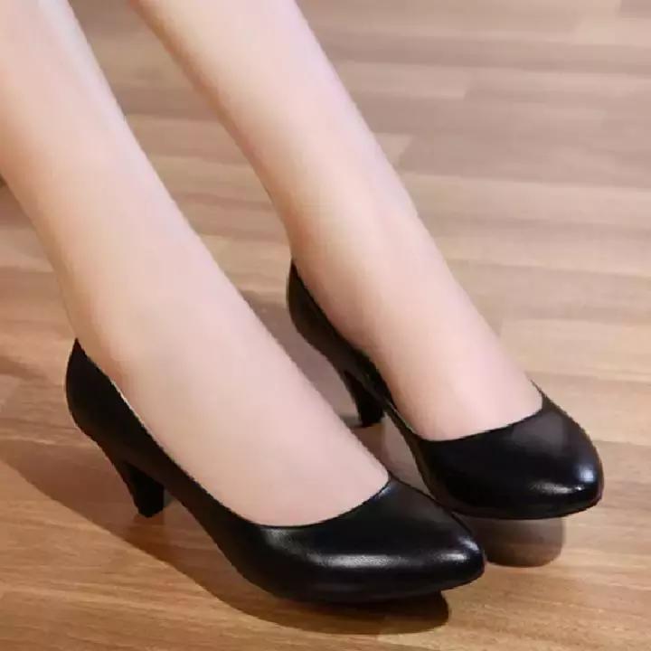 周末摆脱小细跟，粗跟鞋舒适又时髦