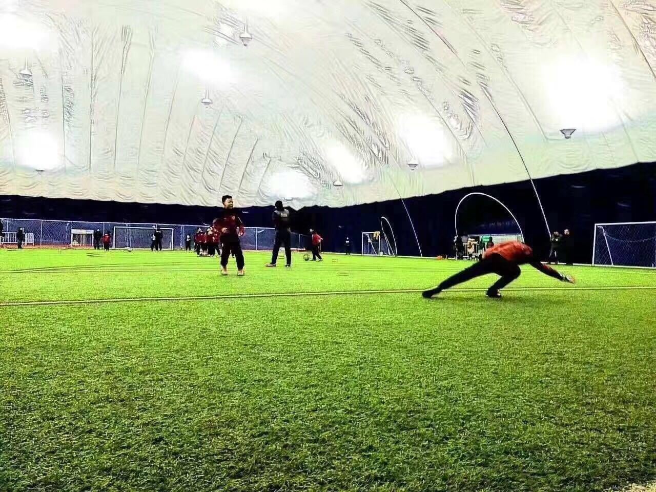 东北冬季踢球,沈阳市区气膜足球场